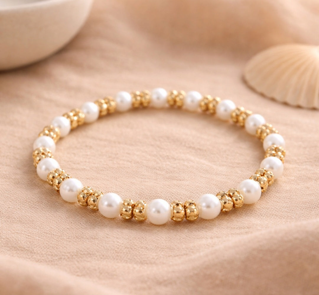 Perlenarmband mit goldenen Akzenten – zeitlos & elegant