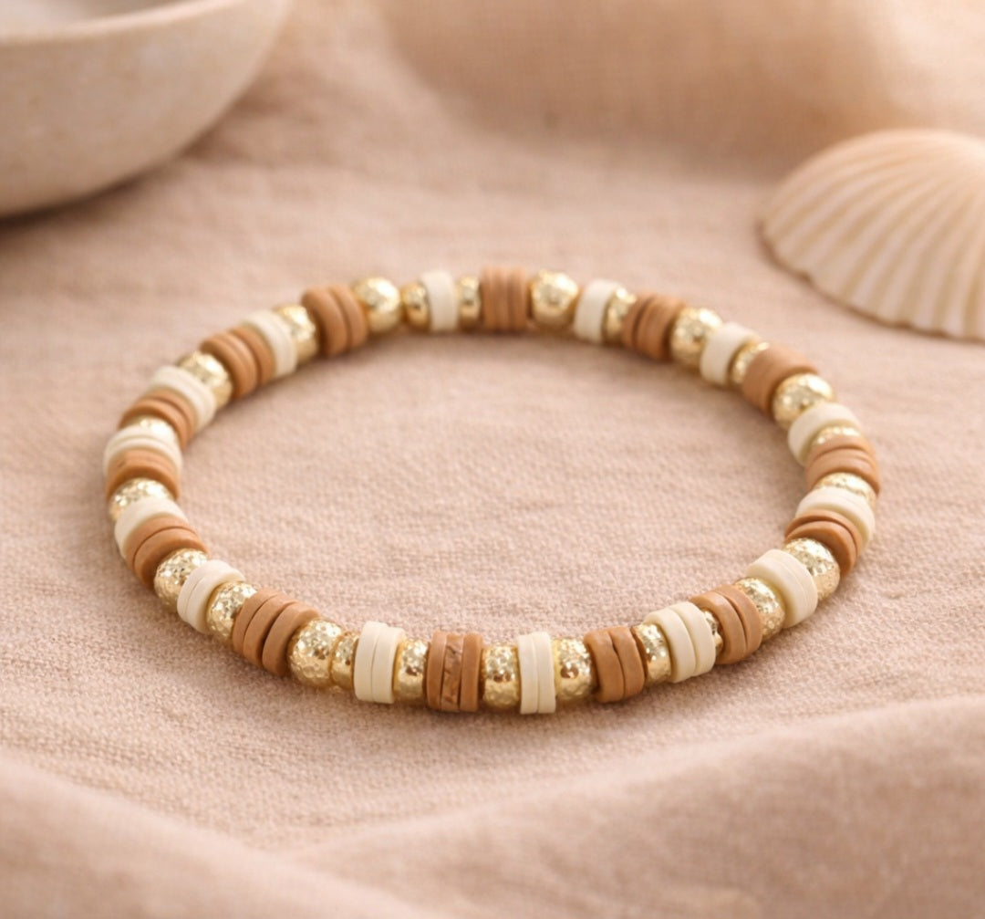 Boho Armband in Naturtönen – mit goldenen Details handgefertigt