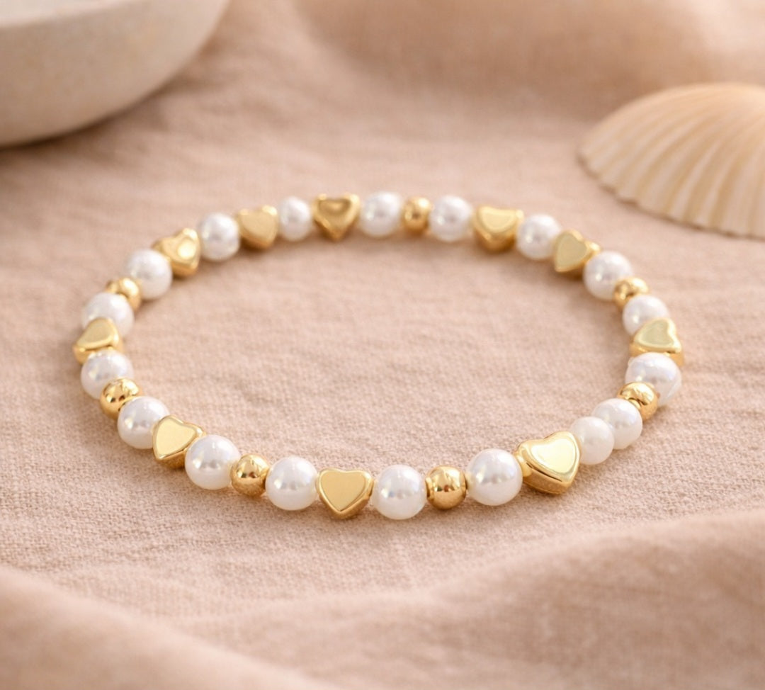 Handgefertigtes Armband mit goldenen Herzelementen